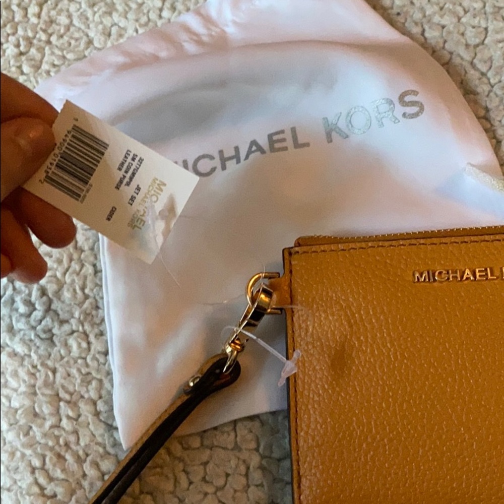 michael kors wristlet - Picture 4 of 4